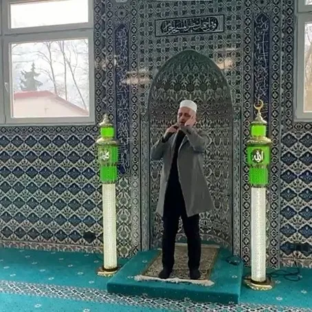 Sesine hayran kaldığı imam selasını okudu