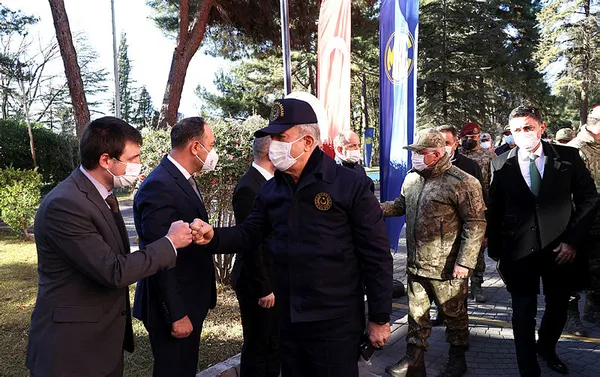 milli-savunma-bakani-hulusi-akar-ve-tsknin-komuta-kademesi-mke-muhimmat-fabrikasinda-gururla-izliyoruz-1638524201120.jpg Milli Savunma Bakanı Hulusi Akar ve TSK'nın komuta kademesi MKE Mühimmat Fabrikası'nda: Gururla izliyoruz-2