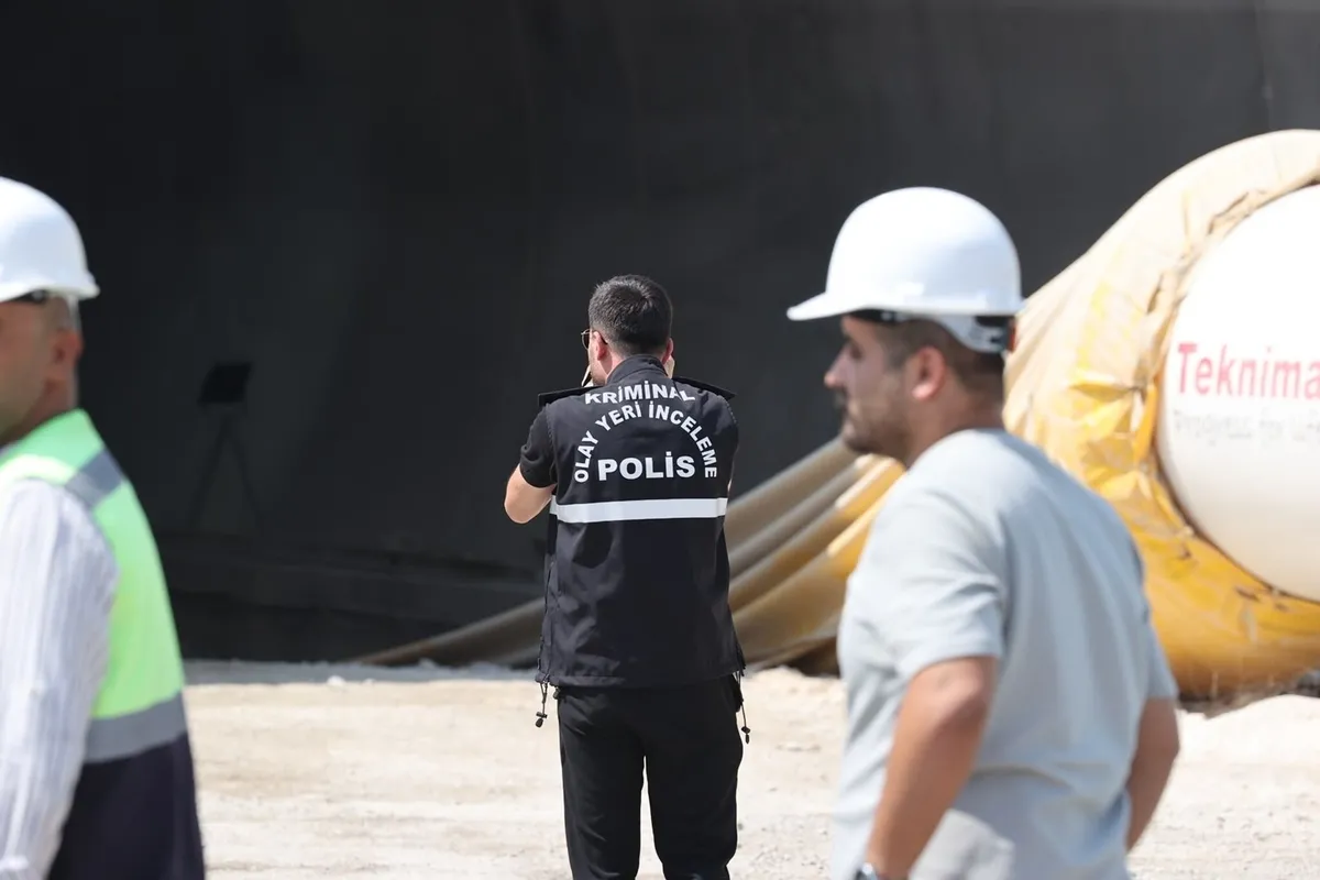 1789033506238.jpeg Gaziantep Dülük-OSB Tüneli'nde iskele esnedi: Betonu sabitleyen demirler işçileri sıkıştırdı, 1 işçi hayatını kaybetti-5