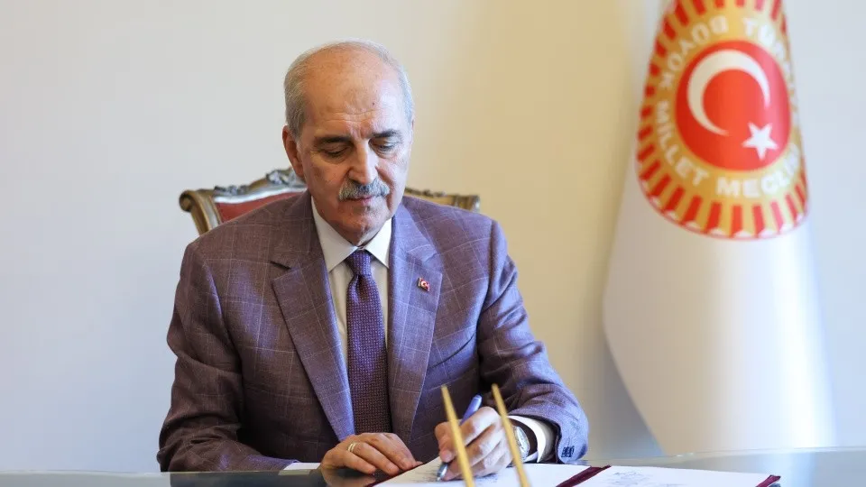 ak-parti-mecliste-toplandi-gundem-cerceve-yasa-kanun-teklifi-1785919472601.jpeg Çerçeve Yasa Kanun Teklifi Meclis'e geliyor! 12 maddede tüm detaylar Takvim'de: Silah bırakmada tespit ve teyit MGK'da-5