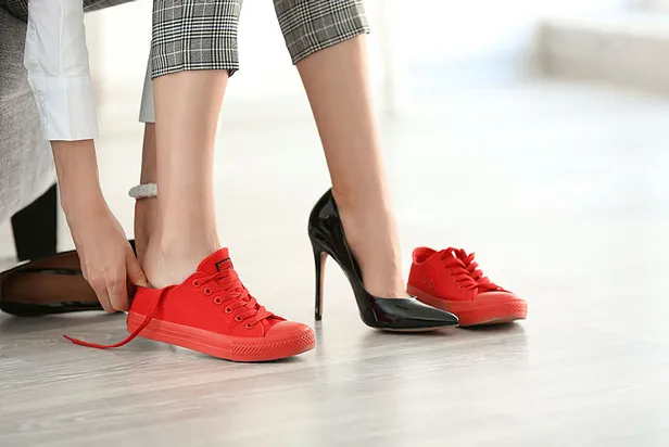 ayakkabilariniz-dar-geliyorsa-cozumu-oldukca-kolay-sikan-ayakkabiyi-2-beden-genisleten-yontem-bulundu-1699601167408.jpg Ayakkabılarınız dar geliyorsa çözümü oldukça kolay! Sıkan ayakkabıyı 2 beden genişleten yöntem bulundu!-2