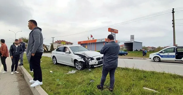 Sakarya’da zincirleme kaza! Kazadan kaçmaya çalışırken refüjdeki direğe çarptı