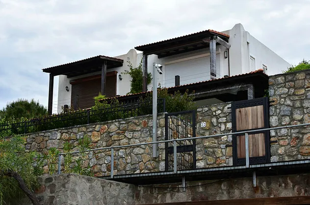 Sözcü yazarı Yılmaz Özdil'in kaçak villası siteyi karıştırdı! Bir villa daha mühürlendi