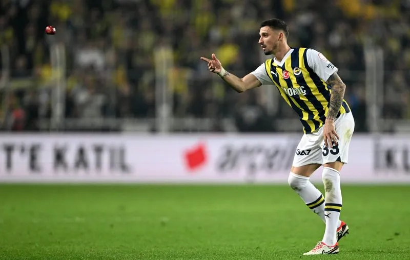 sirp-basini-acikladi-fenerbahceye-krunicte-bonservis-soku-1725439310137.jpeg Rade Krunic, bonservisiyle Kızılyıldız'a transfer oldu.
