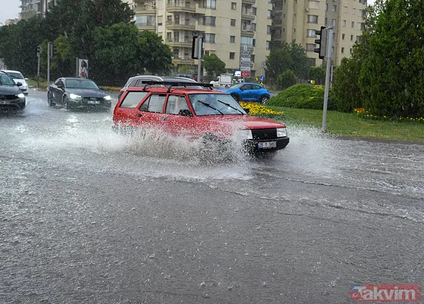 İzmir'de kent merkezi sularla doldu: Ağaçlar devrildi, araçlar gidemedi | Sokakta 2 kişi elektrik akımına kapılarak hayatını kaybetti - 30