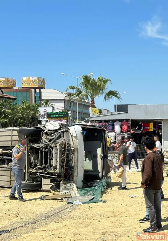 Antalya'da feci kaza: Otel servisi otomobille çarpışarak devrildi - 1