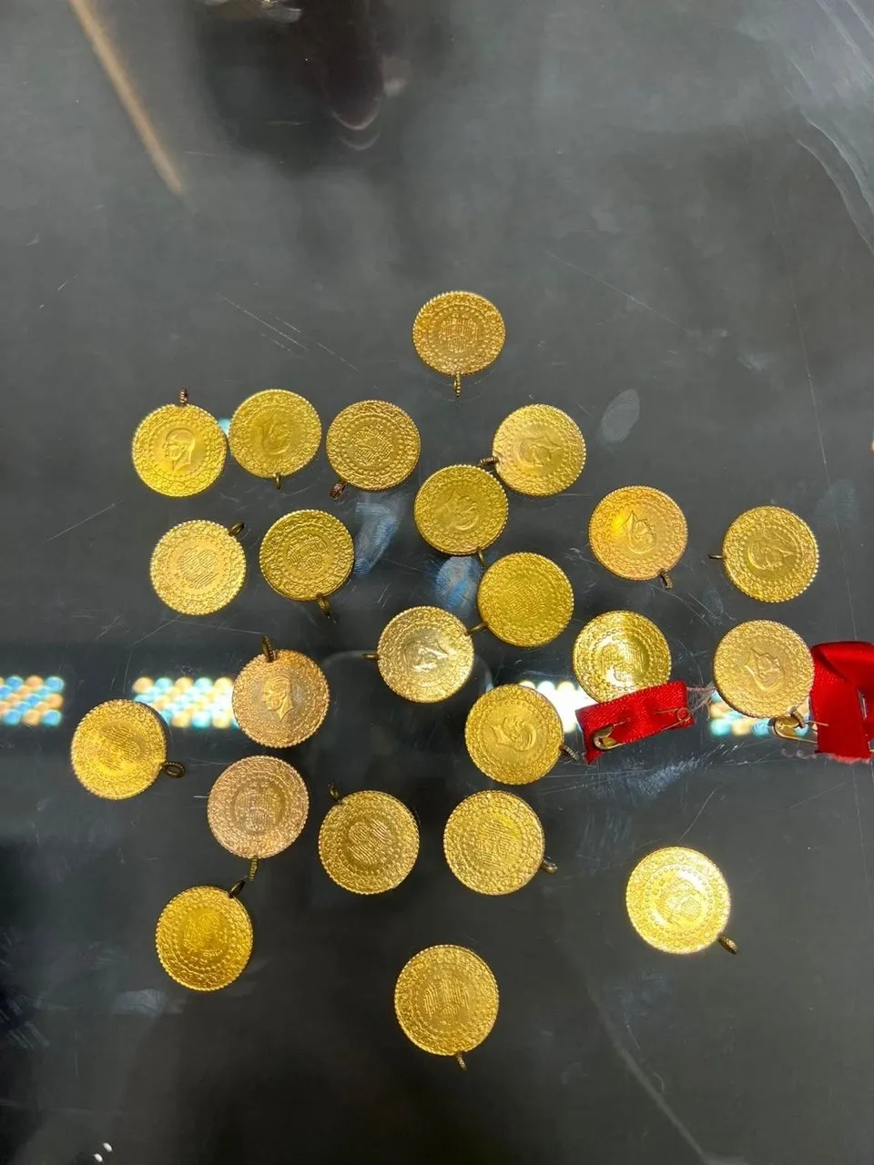 Aramalarda 11 kilogram ağırlığında altın ele geçirildi.