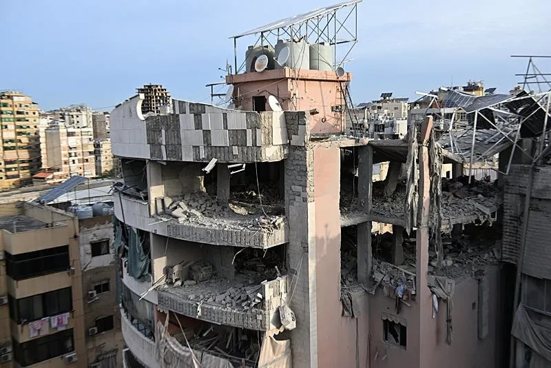 İsrail savaş uçakları, Lübnan'ın başkenti Beyrut'un Dahiye bölgesindeki bir binayı hedef alarak hava saldırısı düzenledi. (AA)