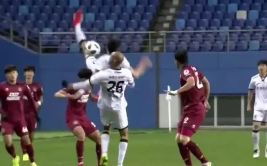 Yeşil sahada korkutan olay! Güney Koreli futbolcunun boynu kırıldı...-2