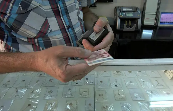 Servet değerinde! Para üstü olarak aldığı 10 Euro'yu 5 yıldır sandıkta saklıyor!-3