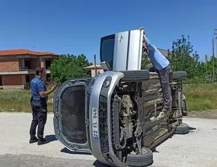 Kavşakta kaza yapan araç yan yattı: 1’i çocuk 2 yaralı