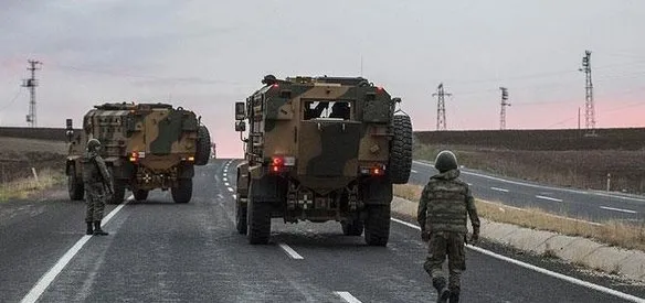 Diyarbakır-Bingöl karayolunda PKK'lı teröristlerin yola yerleştirdikleri patlayıcıyı infilak ettirmesi sonucu 6 asker şehit oldu, bir asker ağır yaralandı.