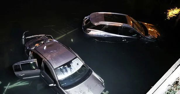 Son dakika: Zeytinburnu’nda iki otomobil dereye uçtu!