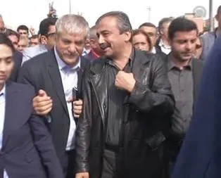 Sırrı Süreyya Önder’in yüzü gülüyor