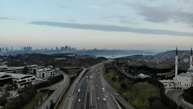 Son dakika: Koronavirüsten etkilenen İstanbul trafiği drone ile havadan görüntülendi | İstanbul yol durumu-1