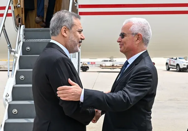 disisleri-bakani-hakan-fidan-ile-ak-parti-genel-baskan-yardimcisi-ve-parti-sozcusu-omer-celik-berlusconinin-ce-1686764030882.jpeg Berlusconi'ye veda! Türkiye'den üst düzey iki isim katıldı-5