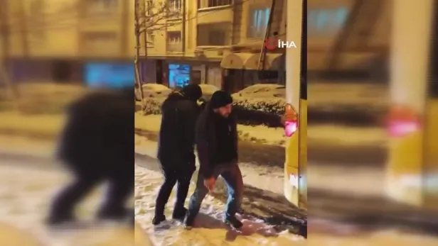 kar-yagdi-chpli-ibb-bir-kez-daha-sinifta-kaldi-ters-donen-araclar-gidemeyen-iett-otobusleri-tuzlanmayan-yollar-1642974633347.jpeg Kar yağdı, CHP'li İBB bir kez daha sınıfta kaldı! Ters dönen araçlar, gidemeyen İETT otobüsleri, tuzlanmayan yollar...-8