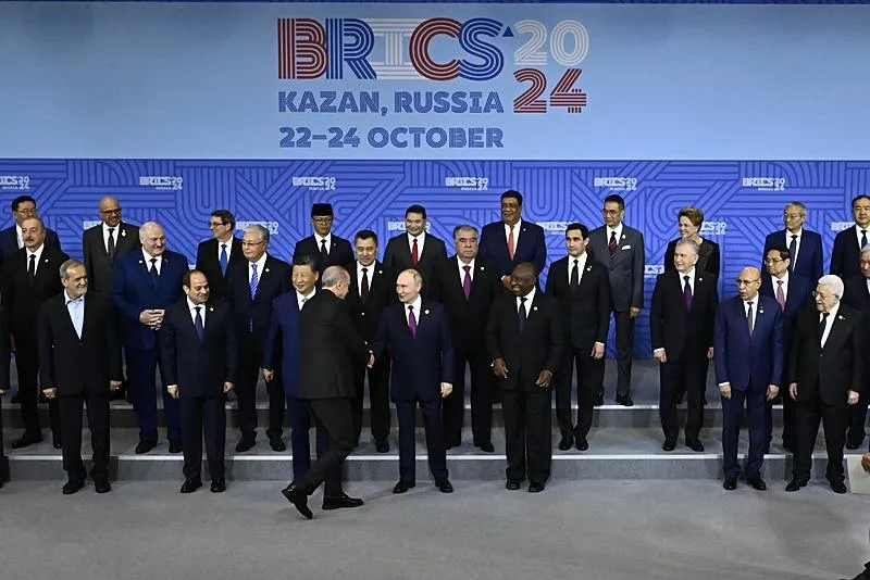 Başkan Recep Tayyip Erdoğan, Rusya'ya bağlı Tataristan Cumhuriyeti'nde düzenlenen BRICS Zirvesi'nde aile fotoğrafında yer aldı. Başkan Erdoğan, Rusya Devlet Başkanı Vladimir Putin ile selamlaştı. (AA)