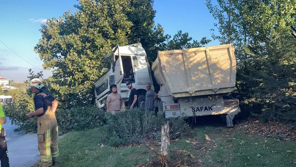 agaclarin-altinda-oturuyordu-hafriyat-kamyonundan-son-anda-kurtuldu-1629136730397.jpg Ağaçların altında oturuyordu! Hafriyat kamyonundan son anda kurtuldu-6