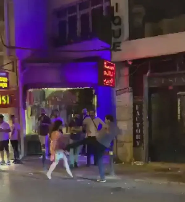 Beyoğlu'ndan akılalmaz olay! Dehşet anları kamerada: Güvenliğin parmağını koparan kadına feci dayak-7