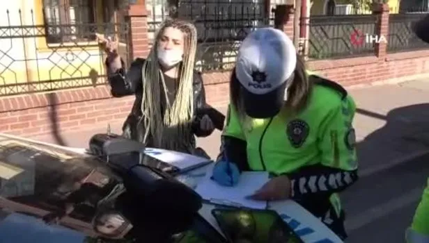 Adana'da taksinin içinde maske takmadığı için ceza kesilen kadın yolcu polisleri tehdit etti