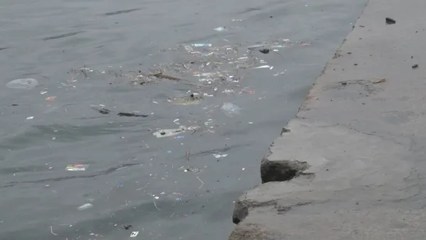istanbul-bogazinda-kotu-goruntu-copler-uskudar-sahiline-vurdu-1639571180892.jpg İstanbul Boğazı'nda kötü görüntü! Çöpler Üsküdar Sahili'ne vurdu-4