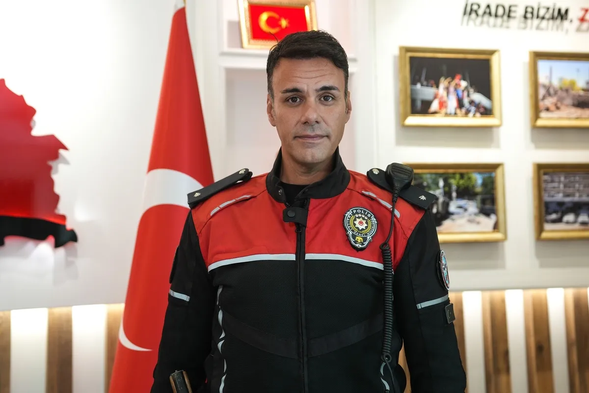 fenerbahceli-cocugu-kurtaran-komiser-yasananlari-anlatti-1786967186091.jpeg Fenerbahçe formalı çocuğu güvenli alana götüren Komiser Yardımcısı Uğur Yurduseven yaşananları anlattı: "Güçlüyüm o zaman"-7