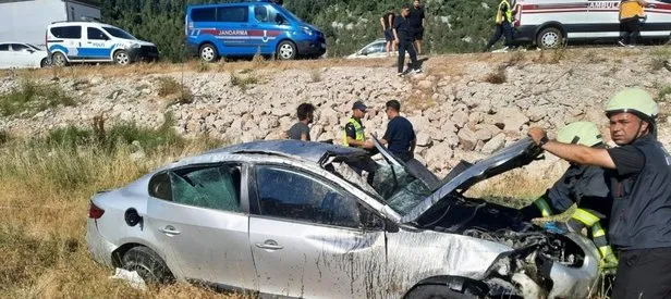 Tarlaya devrilen otomobilde aile faciası