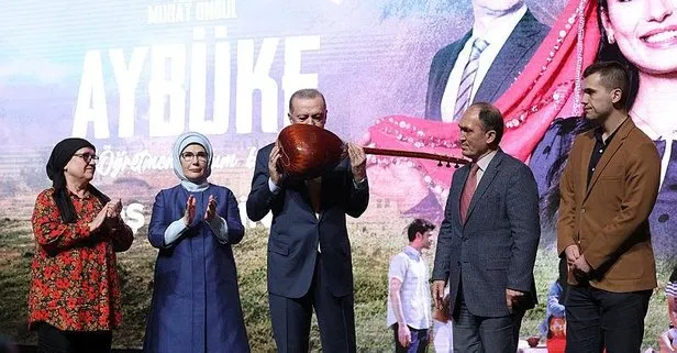 Külliye’de duygu dolu anlar! Şehit Şenay Aybüke Yalçın’ın bağlaması Başkan Recep Tayyip Erdoğan’a emanet