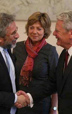 Can Dündar hakkında "kırmızı bülten"