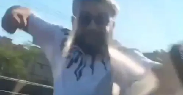 Küçükçekmece D-100'de dehşet anları! Yol kesen sürücü, hamile kadının bulunduğu arabayı yumrukladı