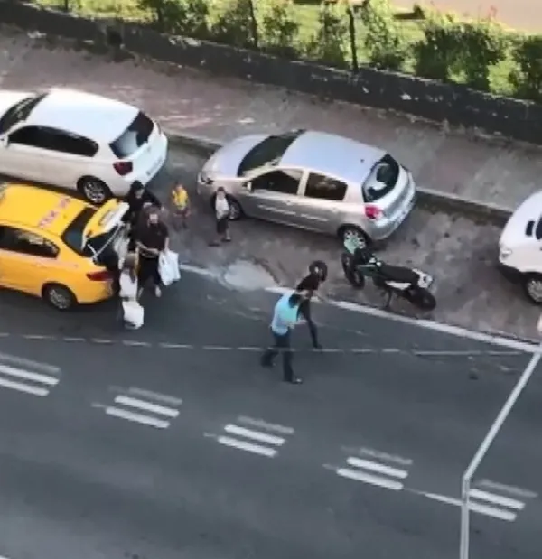 istanbulda-taksici-ile-motosiklet-surucusu-arasinda-tekmeli-yumruklu-yol-verme-kavgasi-1659514873506.jpg