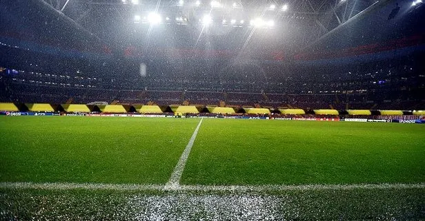 Galatasaray - Manchester United maçı oynanacak mı? Yoğun yağış sonrası UEFA yetkilileri saha zeminini inceledi!