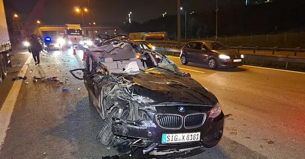 TEM'de TIR'a çarpan otomobilin tavanı çöktü! Metrelerce sürüklendi! Ölü ve yaralı var