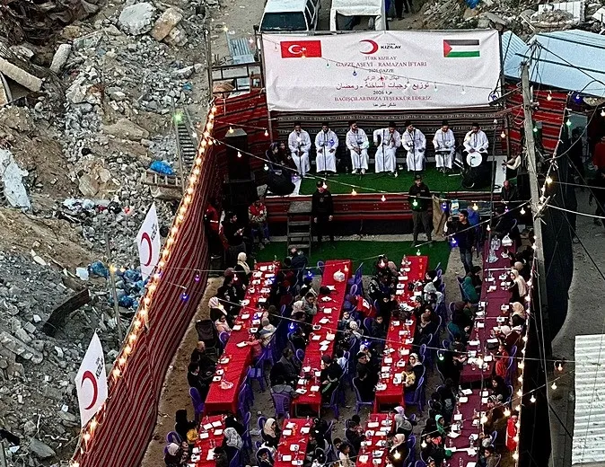 Türk Kızılay’ı Gazze’nin yanında: Yüzlerce Filistinli gönderilen yardımlarla oruçlarını açtı