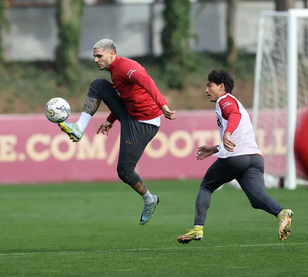 galatasarayli-taraftarlar-tepkili-mauro-icardi-ile-wanda-nara-biktirdi-1669797892774.jpg Galatasaraylı taraftarlar tepkili: Mauro Icardı ile Wanda Nara bıktırdı-6