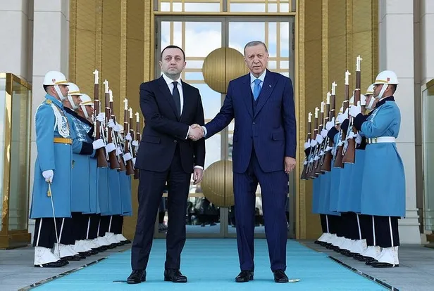 baskan-erdogan-kulliyede-gurcistan-basbakani-irakli-garibasviliyi-kabul-etti-1677156500337.jpeg