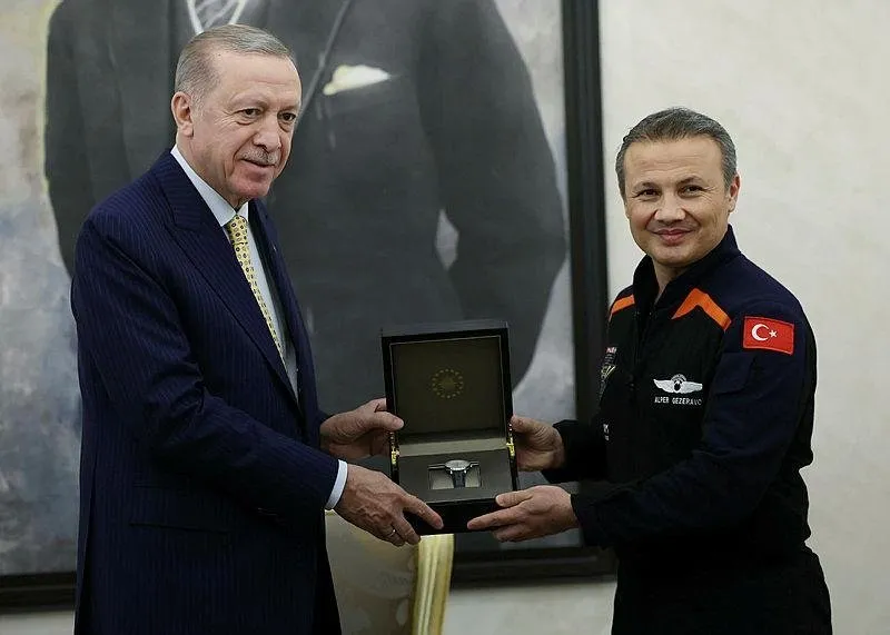 Başkan Erdoğan, Uluslararası Uzay İstasyonu'nda Türkiye'nin insanlı ilk uzay bilim misyonunu tamamlayarak yurda dönen Türkiye'nin ilk astronotu Alper Gezeravcı'yı Esenboğa Havalimanı'nda kabul etti. Erdoğan Gezeravcı'ya saat hediye etti.