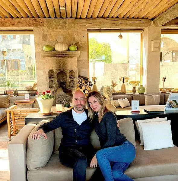 iki-evliligi-mutsuz-biten-demet-senerin-yuzu-tolga-armanla-yeniden-guldu-45-yas-gununde-pariste-romantizm-ruzg-1649877094053.jpeg İki evliliği mutsuz biten Demet Şener'in yüzü Tolga Arman'la yeniden güldü! 45. yaş gününde Paris'te romantizm rüzgarı-5