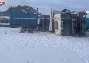 Kars’ta feci kaza! Tren kamyona çarptı 1 ölü