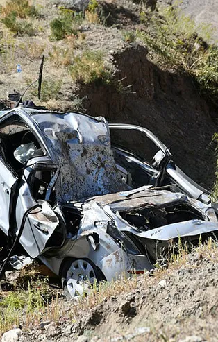Şarampole uçan araç mezarları oldu! Korkunç kaza