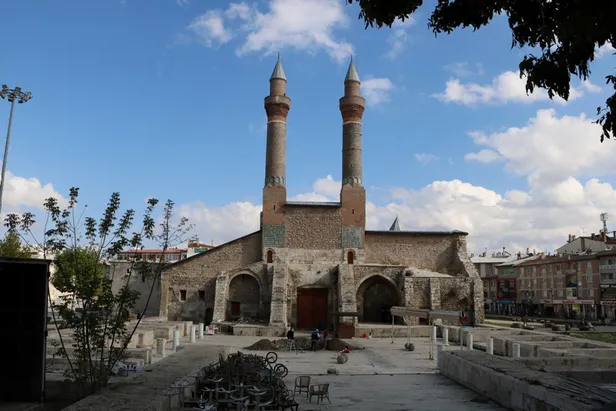 Sivas'ta tarihi medresenin altında 'gizli geçitler' bulundu! Haberi alan oraya koştu-3