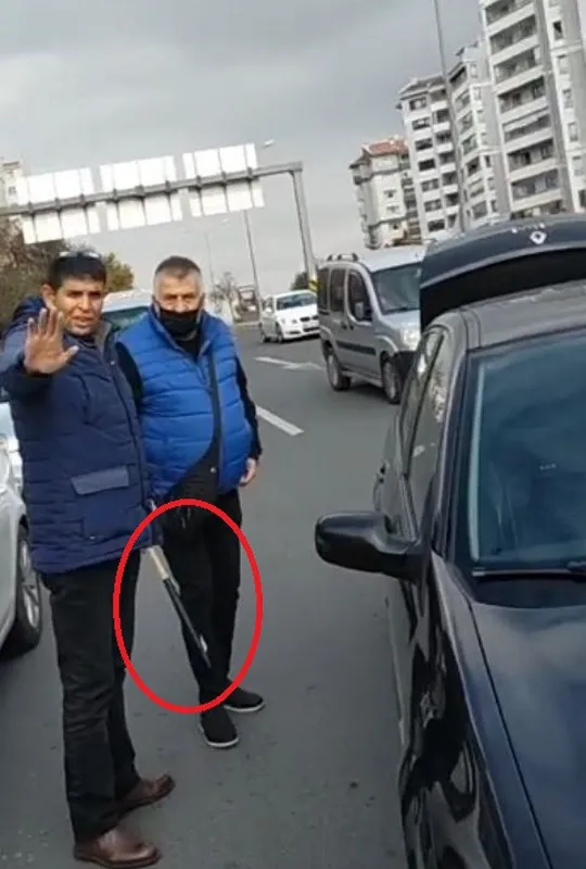 ankarada-motosikletli-kadin-kurye-esra-nur-olgun-trafikte-beyzbol-sopasiyla-darbedildi-o-anlar-saniye-saniye-kamerada-1637743354050.jpg Ankara'da motosikletli kadın kurye Esra Nur Olgun trafikte beyzbol sopasıyla darbedildi! O anlar saniye saniye kamerada-9