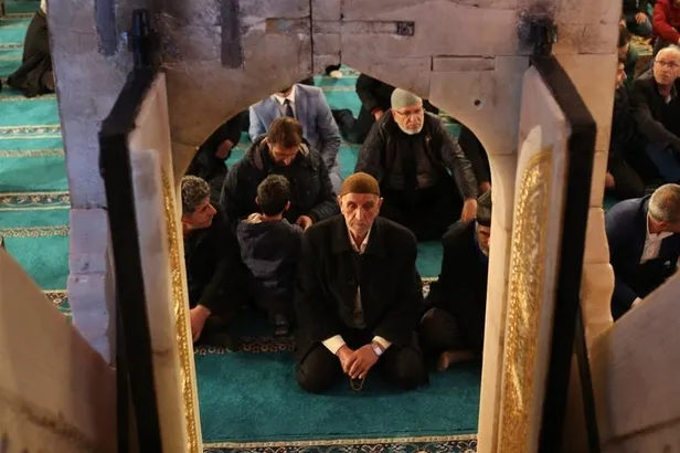 Teröristlerin ateşe verdiği Fatih Paşa Camisi 4 yıl sonra ibadete açıldı-3