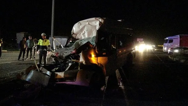 Diyarbakır'da akşam vakti korkunç kaza! Minibus, duran tıra arkadan çarptı: 1 kişi öldü-5