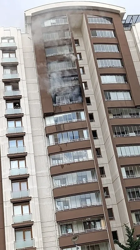 baskentte-yangin-alarmi-14-katli-binadan-dumanlar-yukseldi-1752844510444.jpeg
