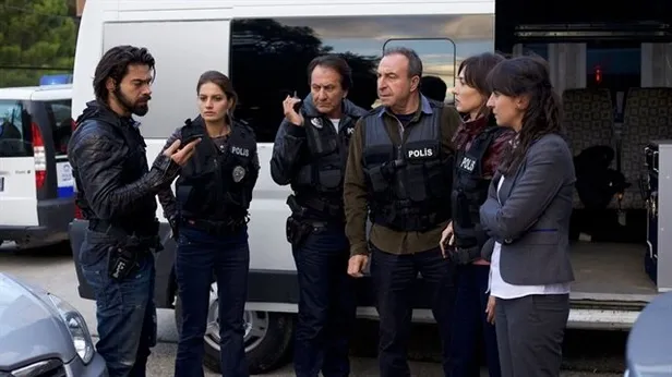 arka-sokaklarda-17-sezon-oncesi-surpriz-basrol-degisikligi-goz-gore-gore-defterini-durduler-1688713898263.jpg Arka Sokaklar'da 18. sezon öncesi sürpriz başrol değişikliği yaşandı! Gözde ismi göz göre göre gönderdiler-5