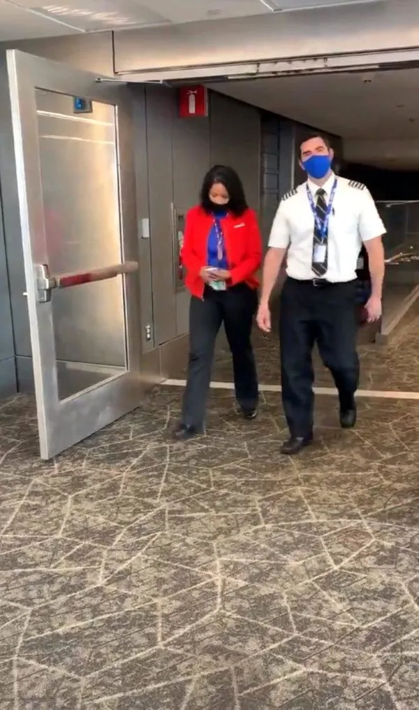 bizde-olsa-laikci-solcu-zihniyet-ayaga-kalmisti-dekolten-var-dediler-ucaktan-indirdiler-1602447812383.jpeg Bizde olsa laikçi-solcu zihniyet ayağa kalkmıştı! Dekolten var dediler uçaktan indirdiler-4