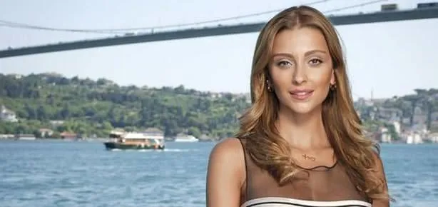 Özge’den mini şov