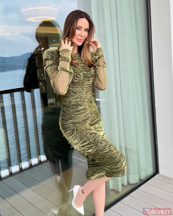 2 çocuk annesi Demet Şener’den yırtmaçlı elbisesi ile havalı pozlar! “Var mı daha güzeli?” deyip paylaştı! - 11